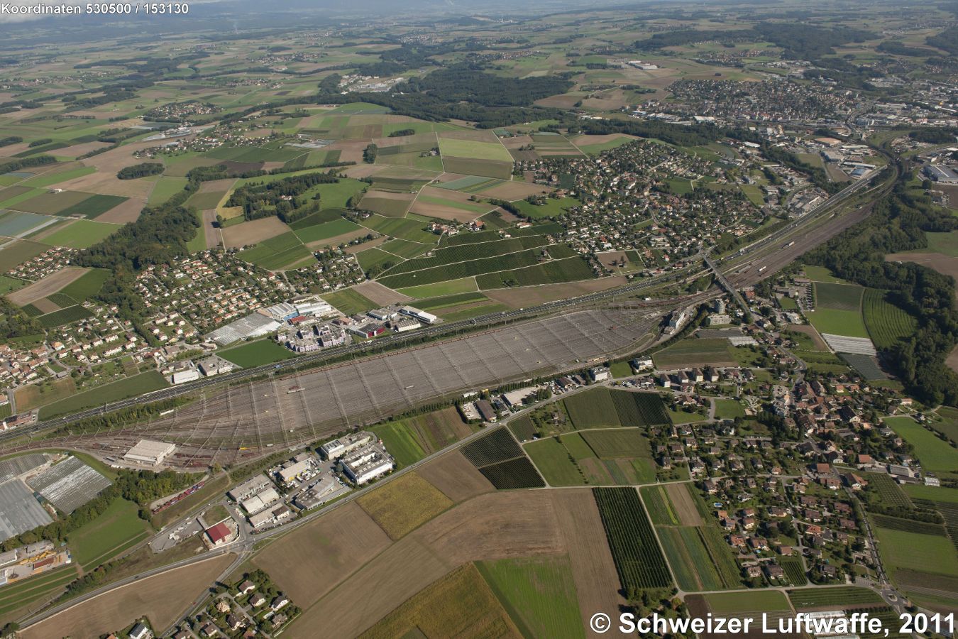 Rangierbahnhof Lonay in Ecublens (Position 2'530'509.56, 1'153'176.77). Am Bahnhof entlang führt die Autobahn A1.